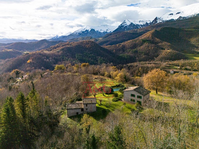 Rustico in Vendita a Amandola, zona Campagna, 595'000€, 500 m², arredato