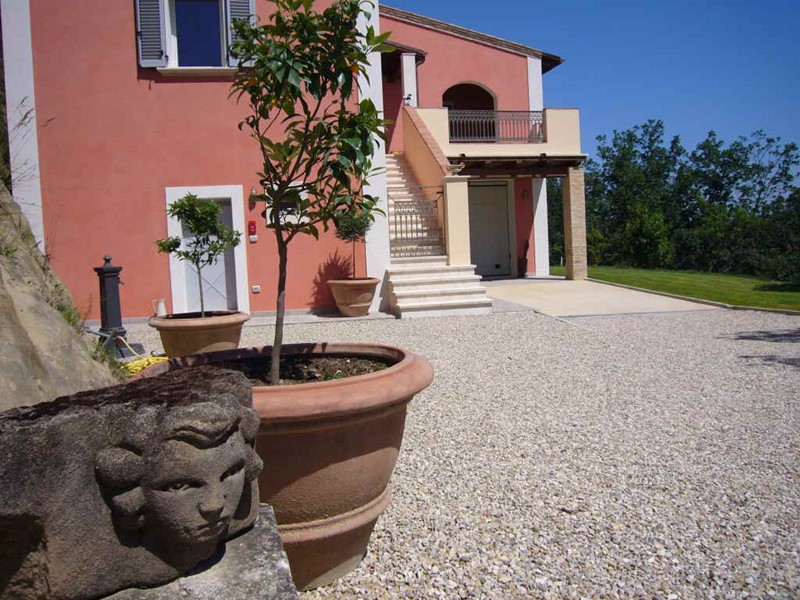 Villa in Vendita a Ascoli Piceno, zona Campagna, 550'000€, 245 m²