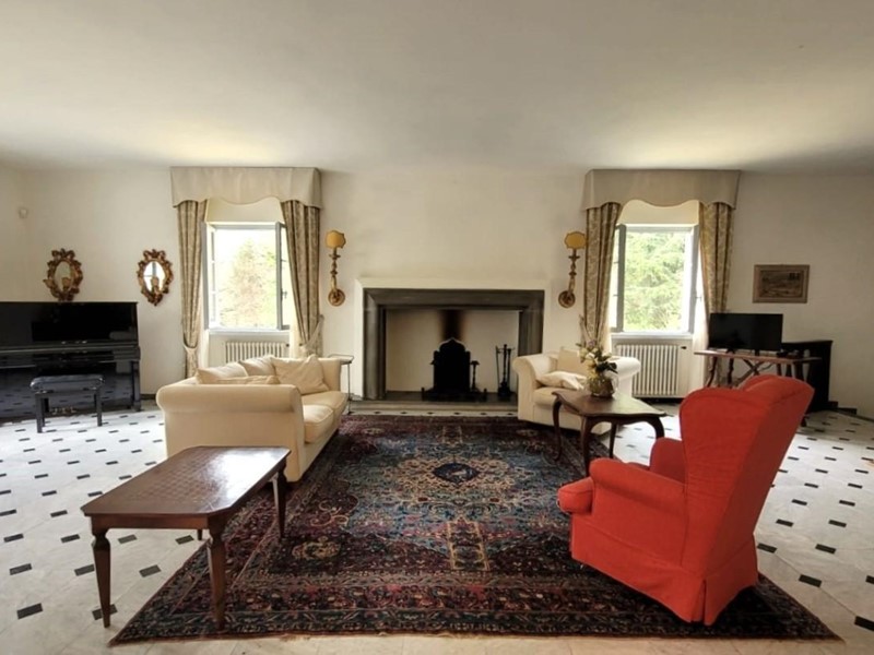 Villa in Vendita a Camaiore, zona Valpromaro, 548'000&euro;, 350 m², con Box