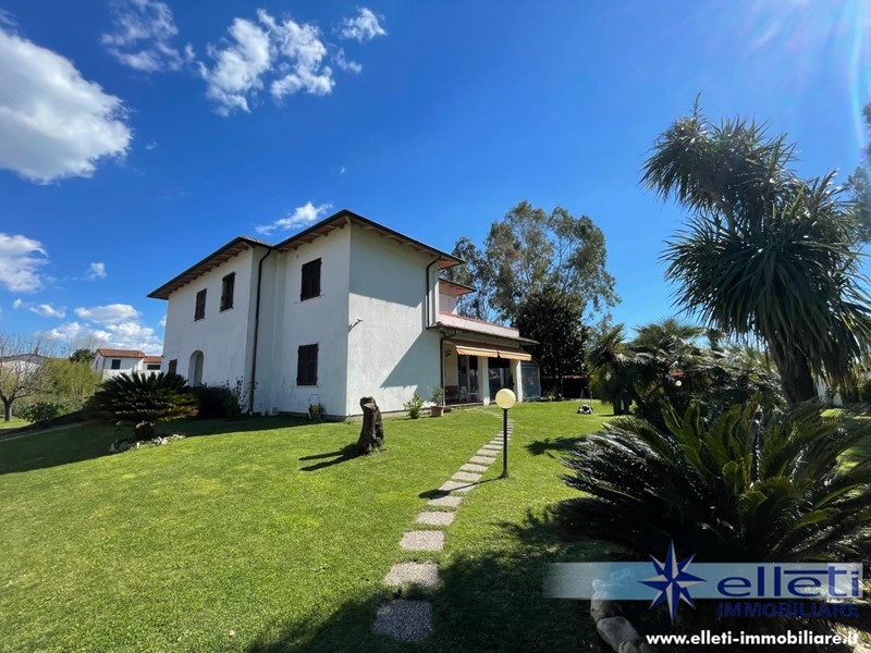 Villa in Vendita a Carrara, zona Marina di Carrara, 790'000€, 300 m²