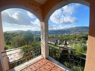 Casa Indipendente in Vendita a Bolano, zona Ceparana, 398'000&euro;, 615 m², con Box