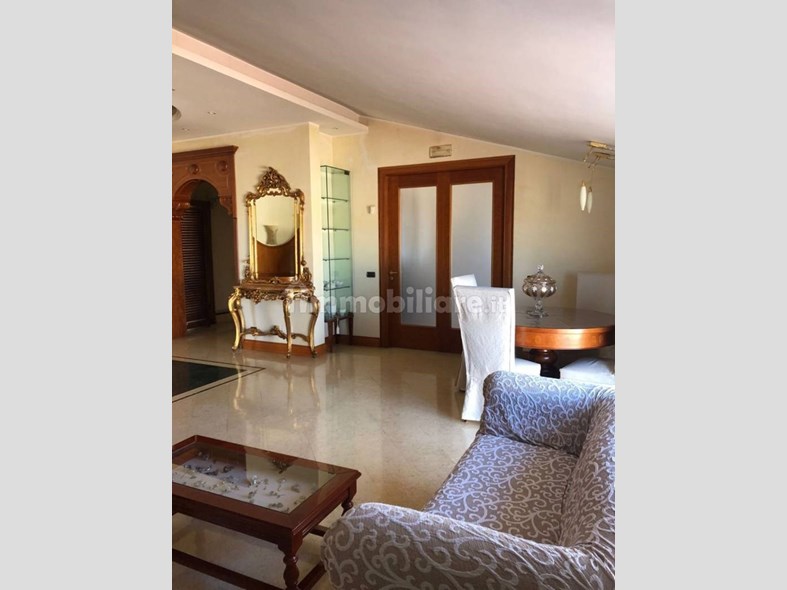 Appartamento in Affitto a Grumo Nevano, 1'200€, 200 m²