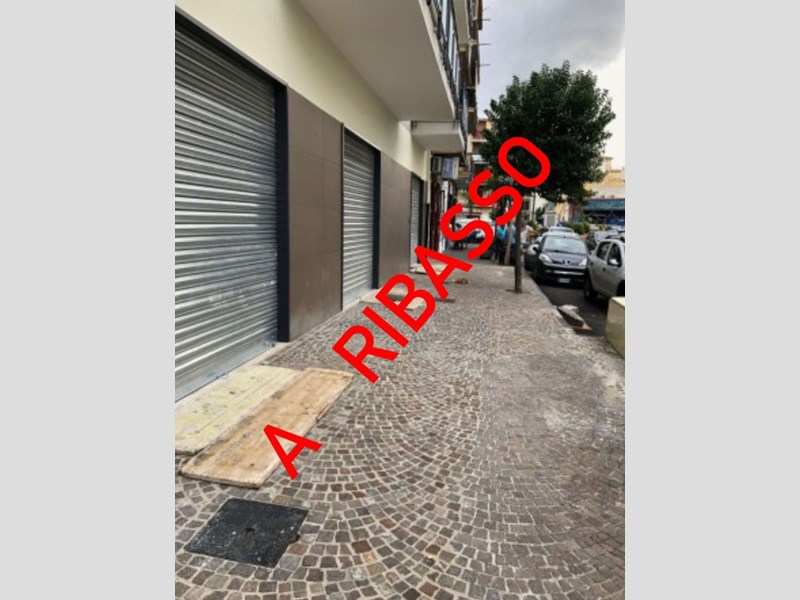 Immobile commerciale in Affitto a Frattamaggiore, 2'300€, 130 m²