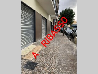 Immobile commerciale in Affitto a Frattamaggiore, 2'300€, 130 m²