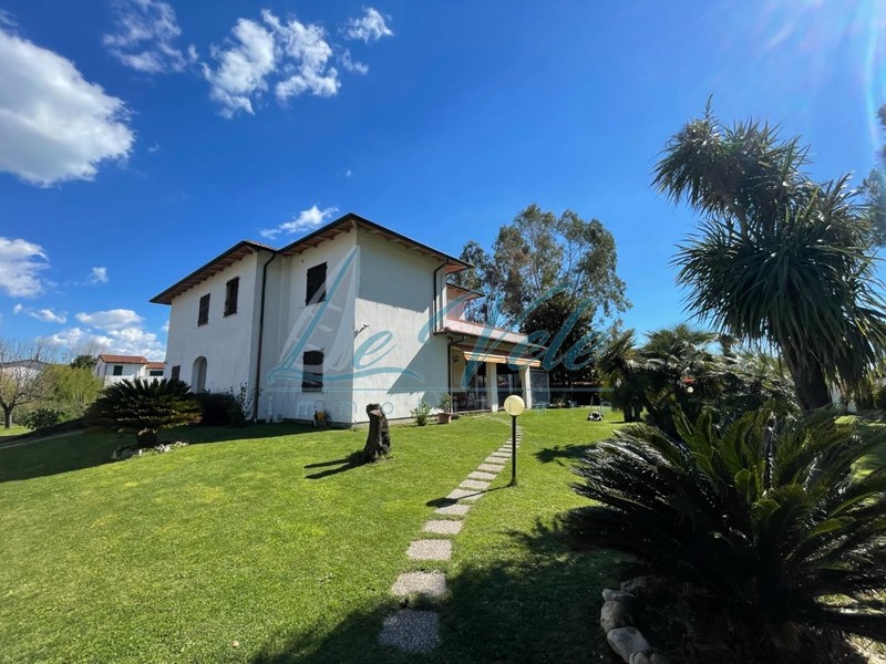 Villa in Vendita a Carrara, zona Marina di Carrara, 790'000€, 300 m²