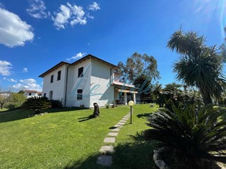 Villa in Vendita a Carrara, zona Marina di Carrara, 790'000€, 300 m²
