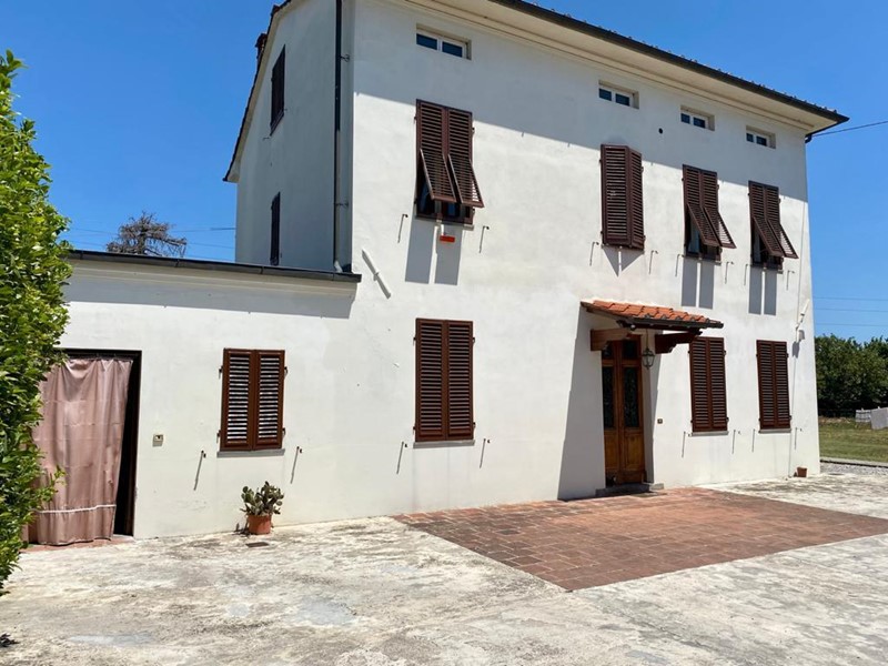 Villa in Vendita a Capannori, zona Lammari, 480'000€, 360 m², con Box