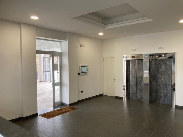 Ufficio in Vendita a Brindisi, 450'000€, 340 m², arredato