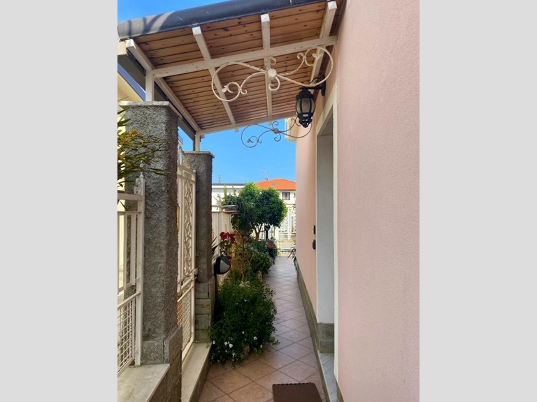 Casa Indipendente in Vendita a Taggia, zona Arma Di Taggia, 370'000€, 85 m²