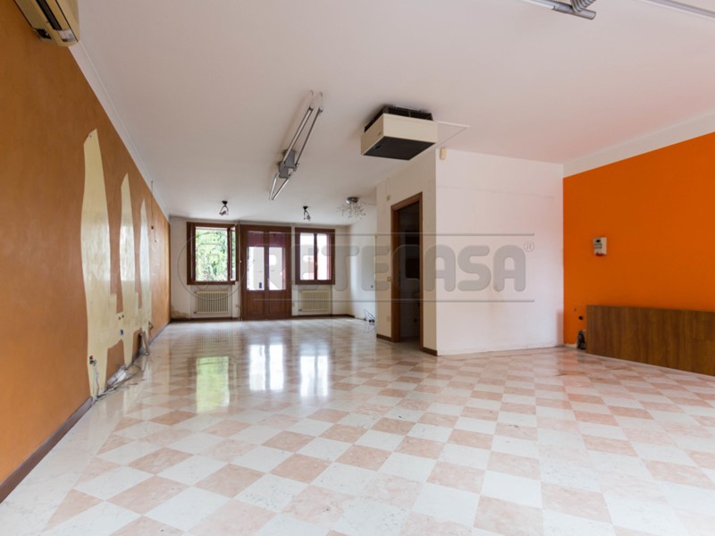 Attività commerciale in Vendita a Breganze, zona Breganze, 82 m²