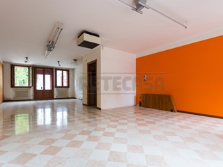 Attività commerciale in Vendita a Breganze, zona Breganze, 82 m²