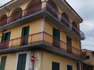 Appartamento in Vendita a Siracusa, zona Belvedere, 78'000&euro;, 140 m²