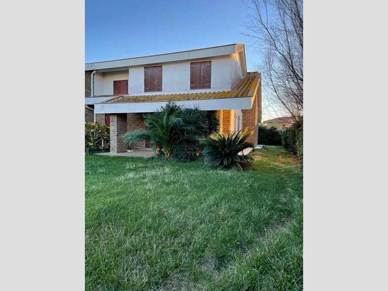 Villa bifamiliare in Affitto a Tarquinia, zona Marina Velca voltunna, 3'500€, arredato