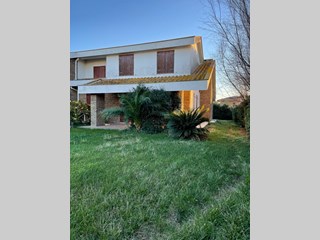 Villa bifamiliare in Affitto a Tarquinia, zona Marina Velca voltunna, 3'500€, arredato