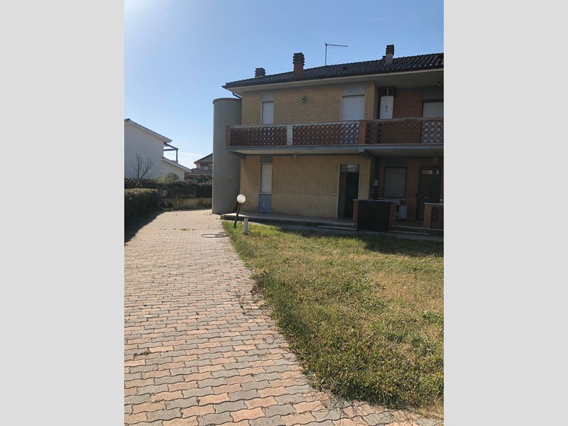 Villa bifamiliare in Affitto a Tarquinia, zona Marina Velca Voltunna, 3'000€, arredato
