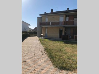 Villa bifamiliare in Affitto a Tarquinia, zona Marina Velca Voltunna, 3'000€, arredato