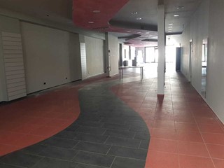 Immobile commerciale in Affitto a Lucca, zona San Marco, 3'400€, 340 m²