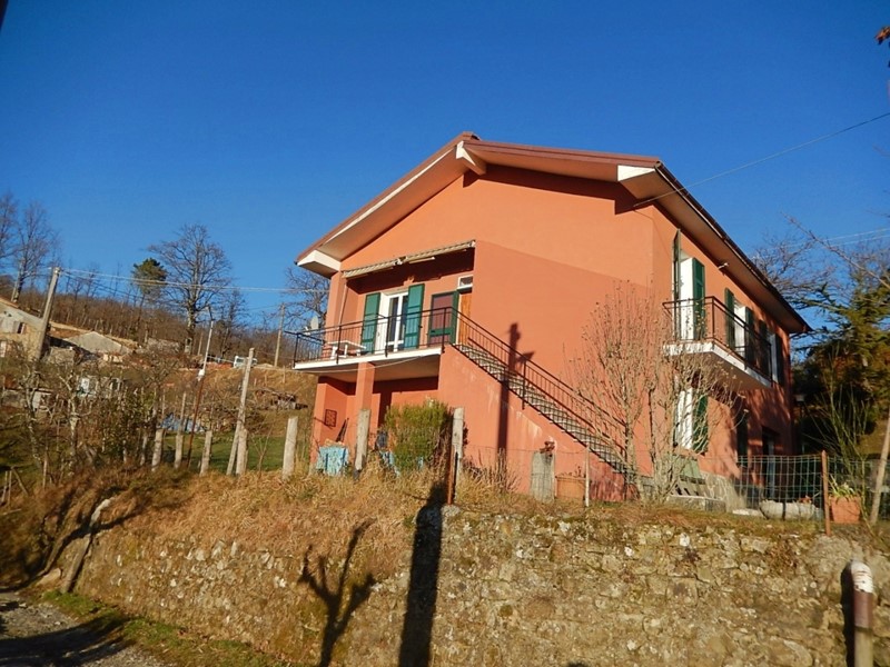 Casa Indipendente in Vendita a Varese Ligure, zona Buto, 160'000&euro;, 210 m², con Box