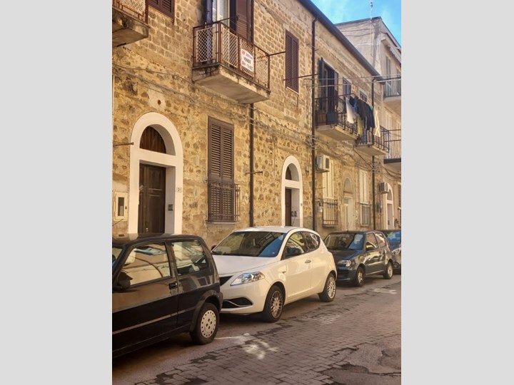 Appartamento in Vendita a Messina, zona S.Agata di Militello , 75'000€, 115 m², arredato