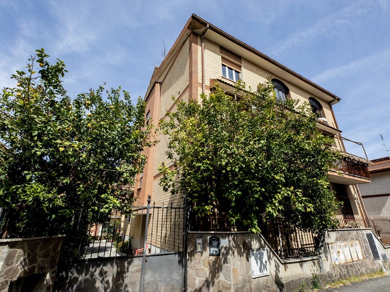 Quadrilocale in Vendita a Roma, zona Finocchio, 160'000€, 135 m²