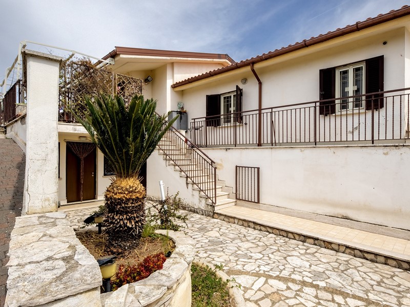 Villa in Vendita a Roma, zona Pantano Borghese, 250'000€, 160 m²