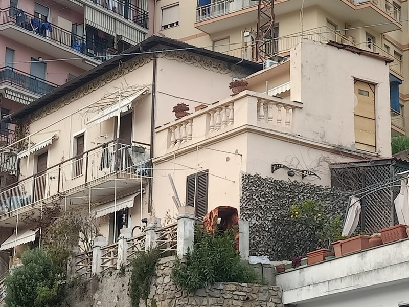 Casa Indipendente in Vendita a Sanremo, 300'000€, 120 m², con Box