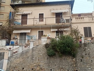 Casa Indipendente in Vendita a Sanremo, 300'000€, 120 m², con Box