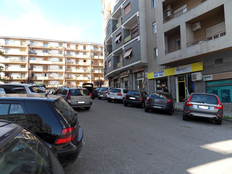 Magazzino in Affitto a Cosenza, zona Piazza Zumbini, 400&euro;