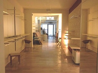 Immobile commerciale in Vendita a Lucca, 450'000€, 230 m²