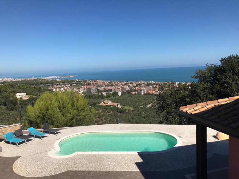 Villa in Vendita a Francavilla al Mare, 660 m², con Box