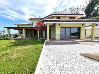 Villa in Vendita a Francavilla al Mare, 660 m², con Box