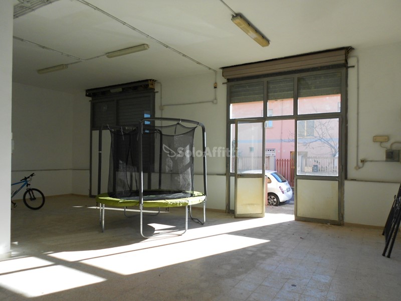Capannone in Affitto a Fiumicino, zona Centro, 1'300€, 140 m²