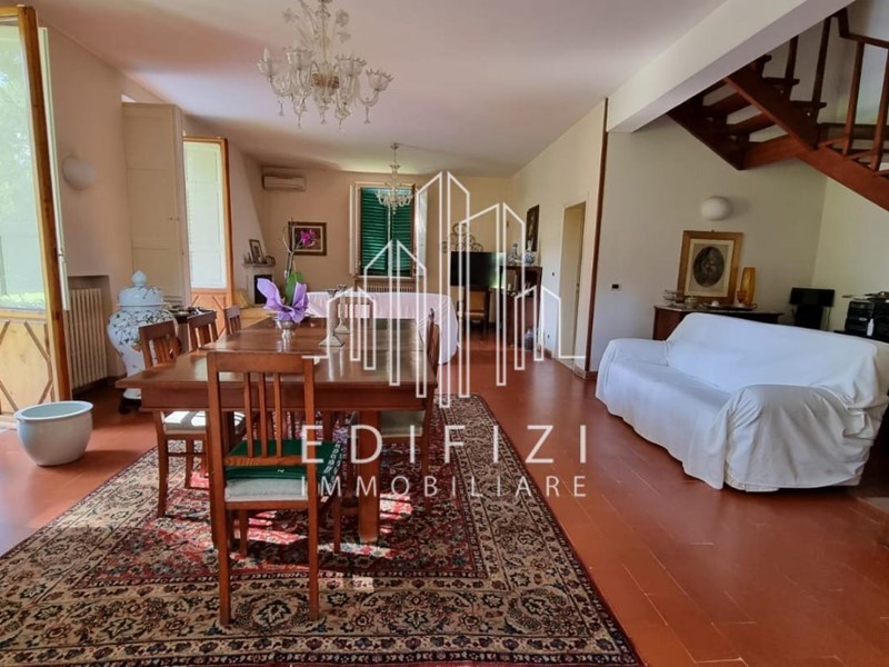 Villa in Vendita a Massa, zona Ronchi, 1'200'000€, 300 m²