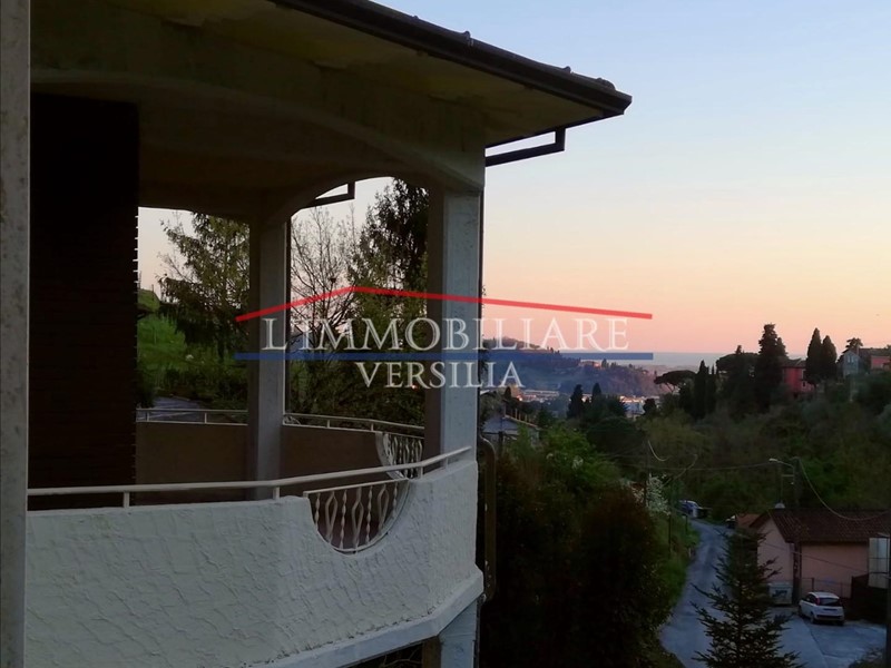 Villa in Vendita a Carrara, zona Fossola, 350'000€, 205 m², arredato, con Box