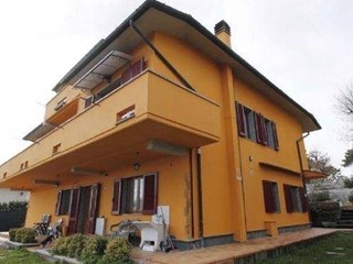 Villa in Vendita a Lamporecchio, 520'000€, 275 m²