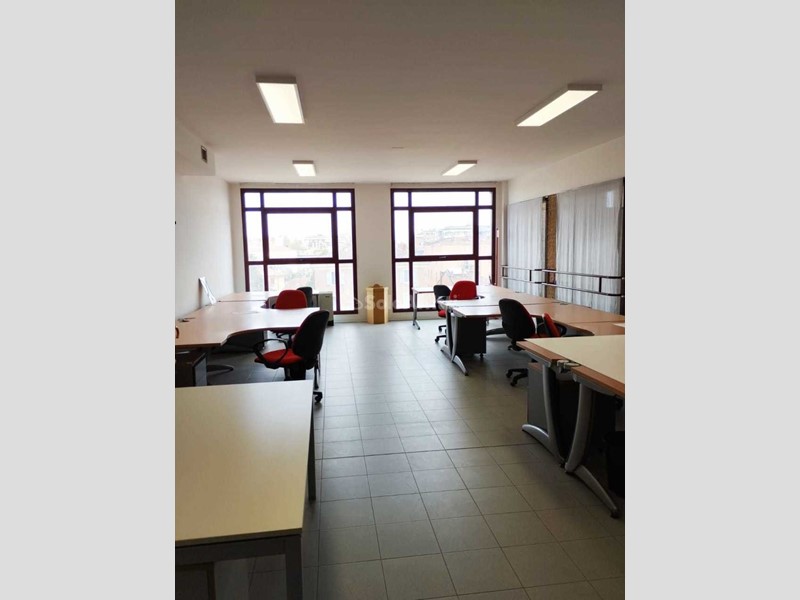 Ufficio in Affitto a Modena, 1'600€, 145 m²