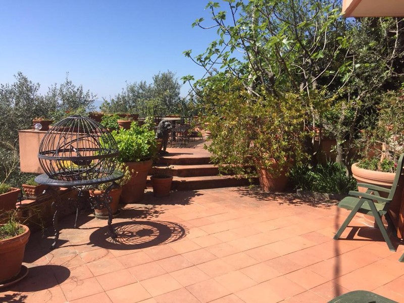 Villa in Vendita a Fosdinovo, 750'000€, 400 m², con Box