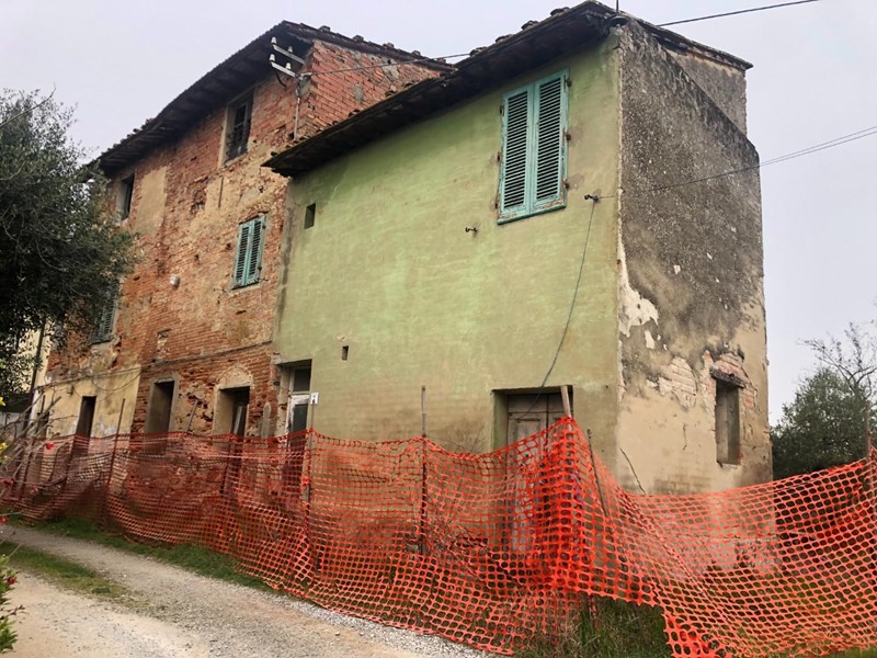 Casa di corte in Vendita a Fucecchio, zona Pinete, 170'000€, 330 m²