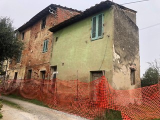 Casa di corte in Vendita a Fucecchio, zona Pinete, 170'000€, 330 m²