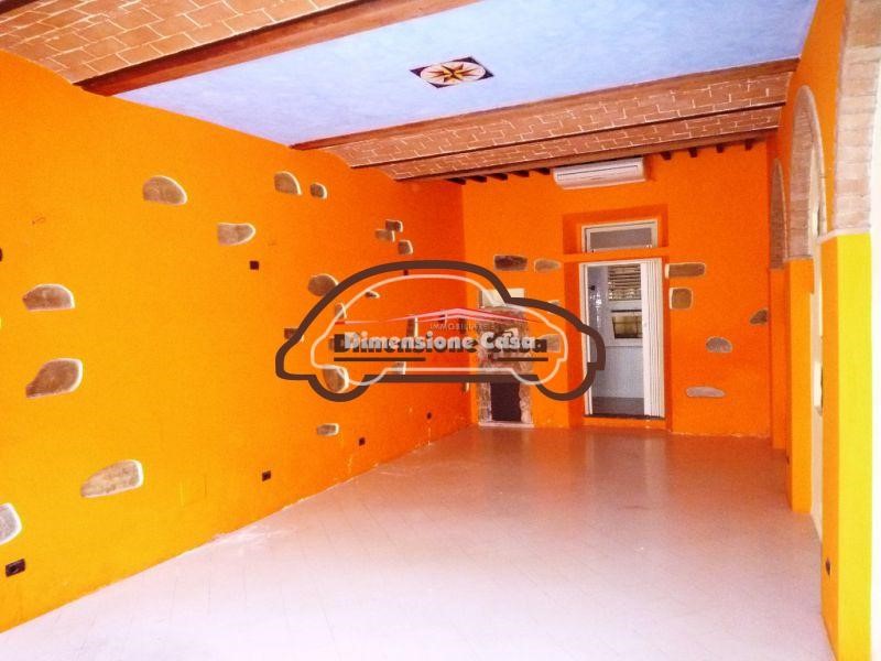 Immobile commerciale in Vendita a Lucca, zona San Concordio Contrada, 80'000€, 50 m²