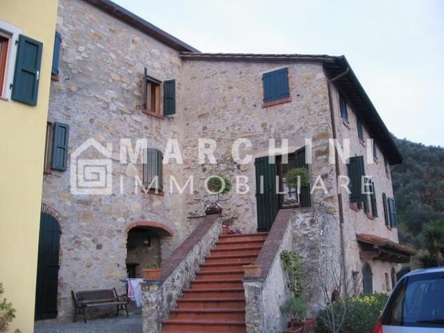 Casa di corte in Vendita a Lucca, zona Piazzano, 610'000€, 370 m², arredato
