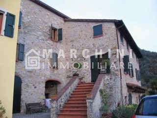 Casa di corte in Vendita a Lucca, zona Piazzano, 610'000€, 370 m², arredato