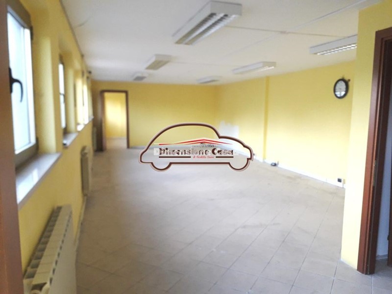 Ufficio in Vendita a Capannori, zona Guamo, 75'000€, 90 m²