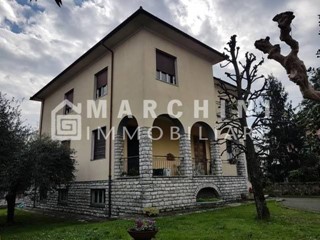 Villa in Vendita a Lucca, zona Arancio, 750'000€, 450 m², con Box