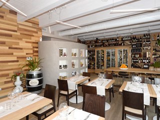 Attività commerciale in Vendita a Lucca, zona Arancio, 500'000€, 300 m²