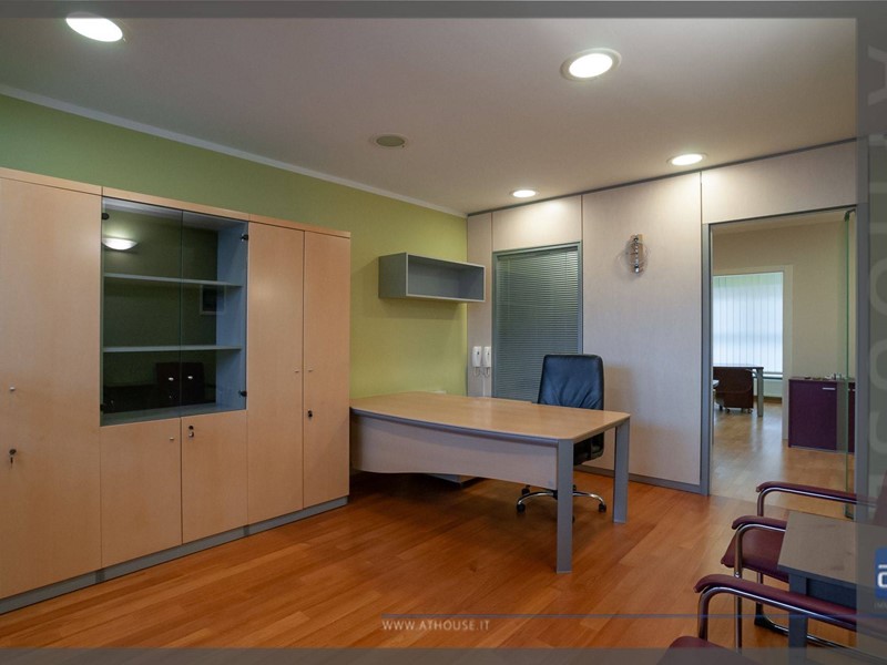 Ufficio in Affitto a Trieste, 860€, 74 m²