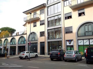 Ufficio in Vendita a Viterbo, zona Bagnaia, 95'000€, 75 m²