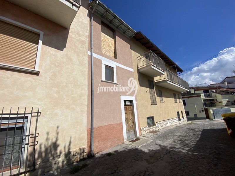 Casa Indipendente in Vendita a L'Aquila, zona Monticchio, 49'000€, 130 m²