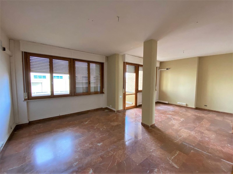 Appartamento in Vendita a Lucca, zona Arancio, 300'000&euro;, 140 m², con Box