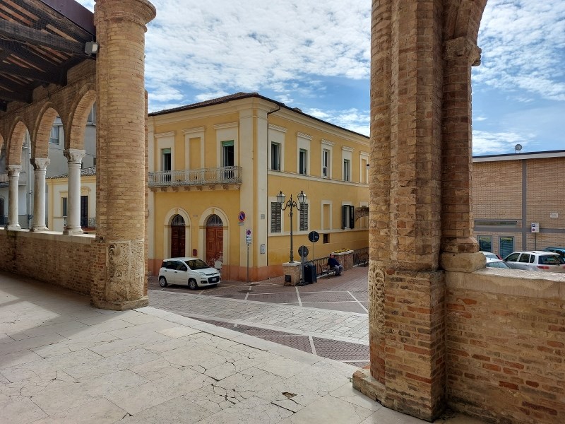 Appartamento in Vendita a Città Sant'Angelo, zona Centro, 210'000€, 400 m²